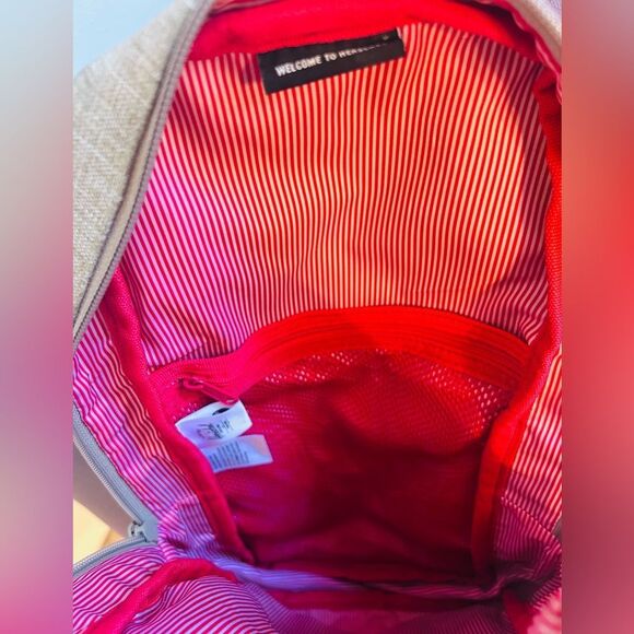 Herschel Supply Company  Oatmeal/Tan One Strap Shoulder Bag Backpack! - Picture 6 of 6